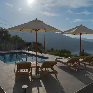 Villa Athina, Angon